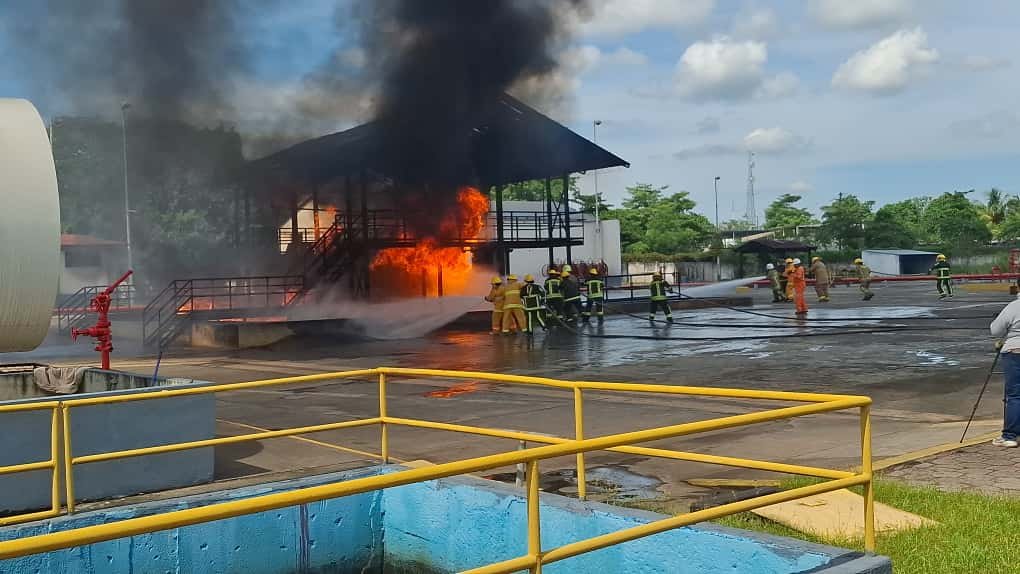 BOMBEROS PARTICIPAN EN EL CURSO "INCENDIOS INDUSTRIALES EN EXTERIORES"