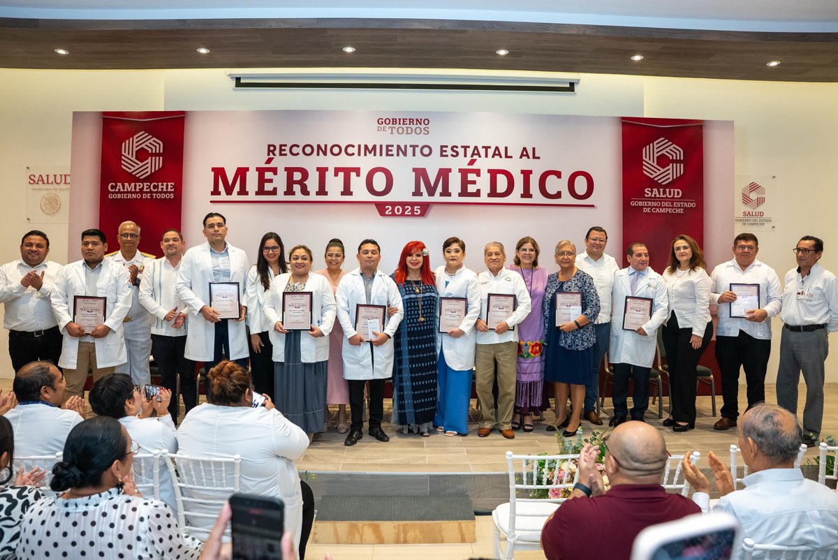 MÉDICOS Y MÉDICAS RECIBIERON EL RECONOCIMIENTO AL MÉRITO MÉDICO 2025 DE MANOS DE LA GOBERNADORA LAYDA SANSORES SAN ROMÁN