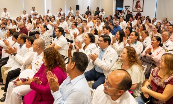 MÉDICOS Y MÉDICAS RECIBIERON EL RECONOCIMIENTO AL MÉRITO MÉDICO 2025 DE MANOS DE LA GOBERNADORA LAYDA SANSORES SAN ROMÁN
