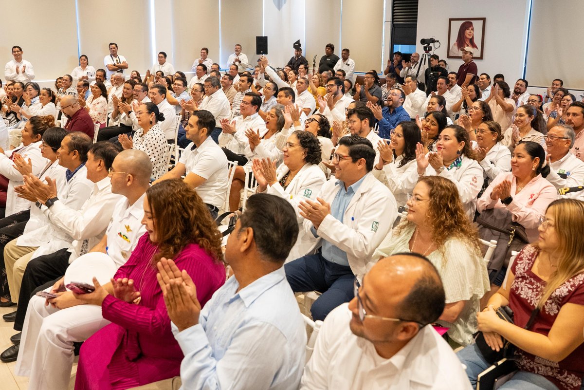 MÉDICOS Y MÉDICAS RECIBIERON EL RECONOCIMIENTO AL MÉRITO MÉDICO 2025 DE MANOS DE LA GOBERNADORA LAYDA SANSORES SAN ROMÁN