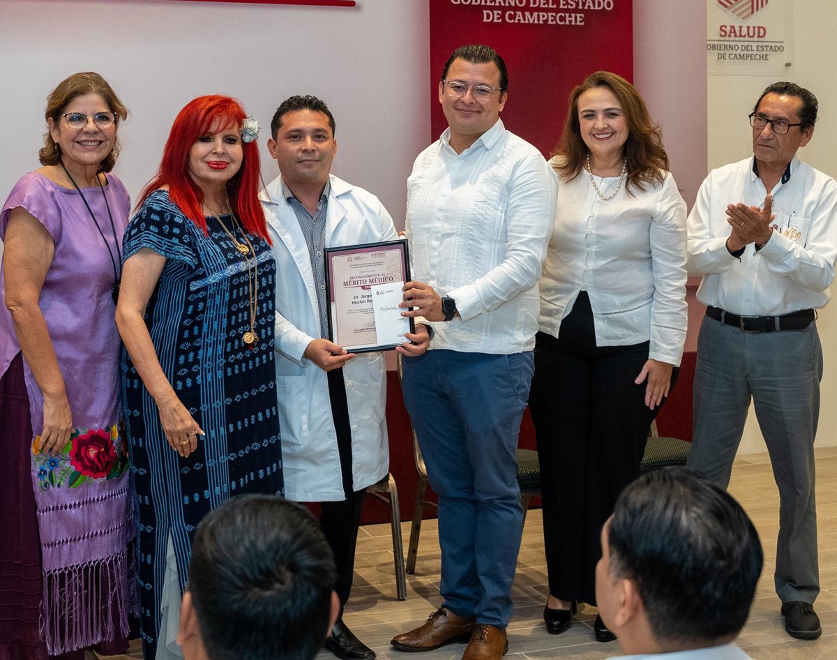 MÉDICOS Y MÉDICAS RECIBIERON EL RECONOCIMIENTO AL MÉRITO MÉDICO 2025 DE MANOS DE LA GOBERNADORA LAYDA SANSORES SAN ROMÁN
