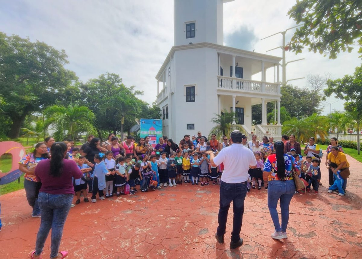 ALUMNOS DEL JARDÍN DE NIÑOS “LEOPOLDO CERVERA” VISITAN EL FARO ANTIGUO DE ISLA AGUADA