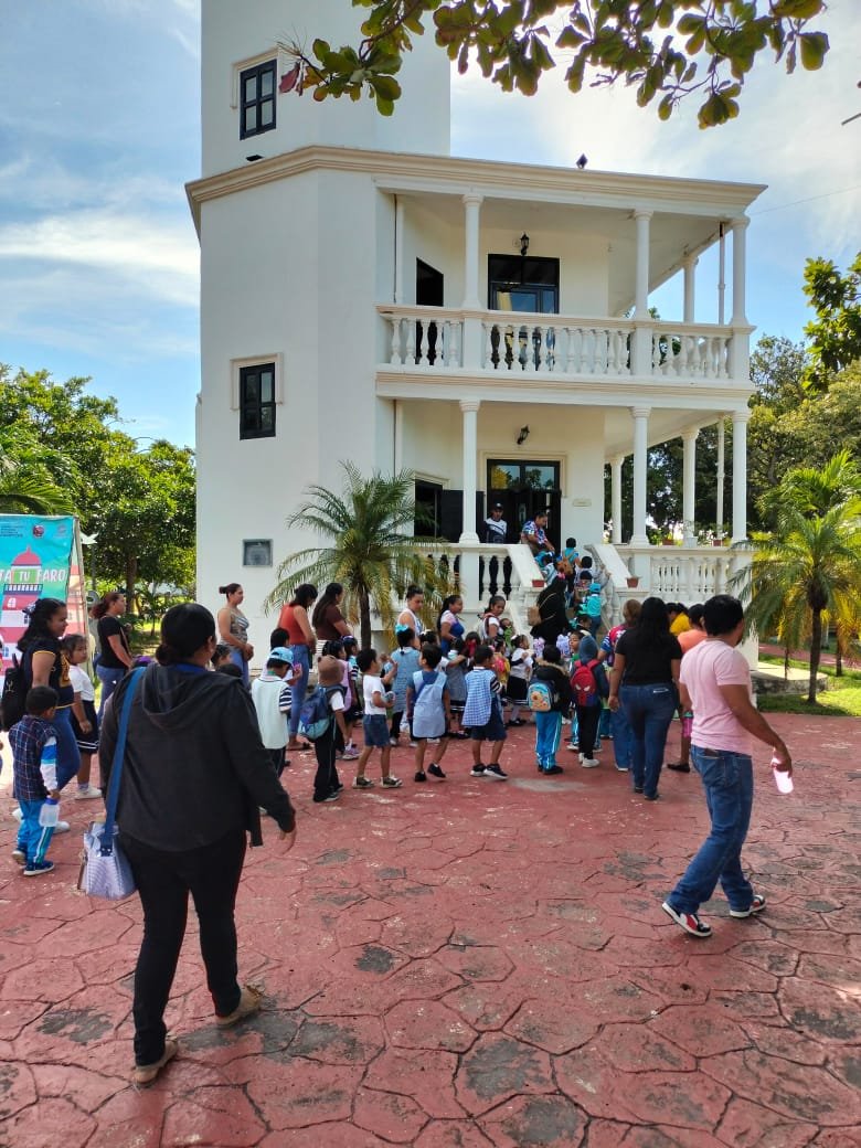 ALUMNOS DEL JARDÍN DE NIÑOS “LEOPOLDO CERVERA” VISITAN EL FARO ANTIGUO DE ISLA AGUADA
