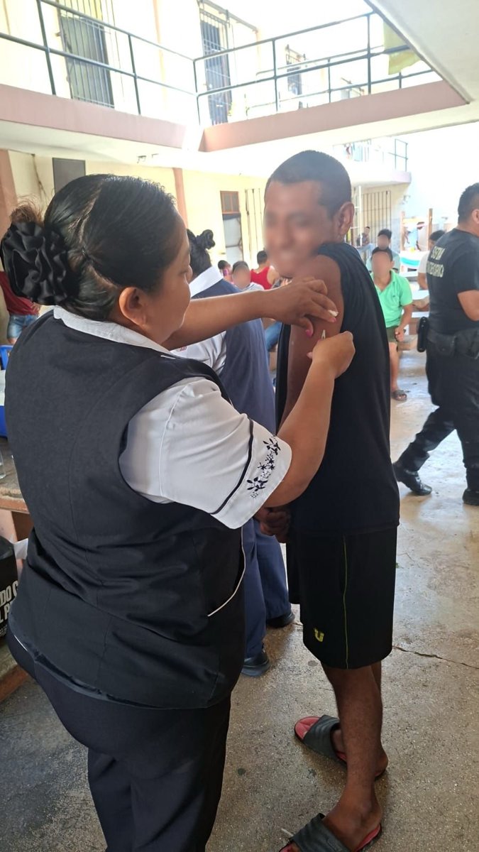 REFUERZA CERCO SANITARIO EN CENTRO PENITENCIARIO DE CARMEN CON JORNADA DE VACUNACIÓN