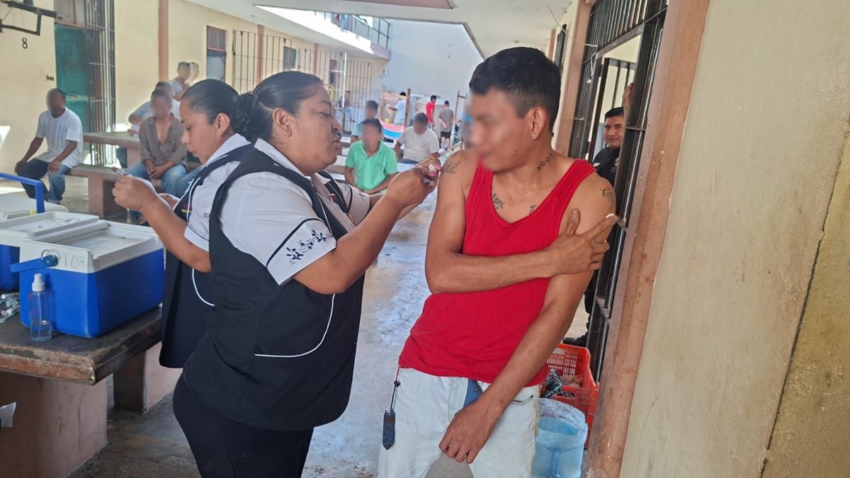 REFUERZA CERCO SANITARIO EN CENTRO PENITENCIARIO DE CARMEN CON JORNADA DE VACUNACIÓN