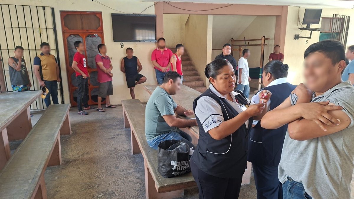 REFUERZA CERCO SANITARIO EN CENTRO PENITENCIARIO DE CARMEN CON JORNADA DE VACUNACIÓN