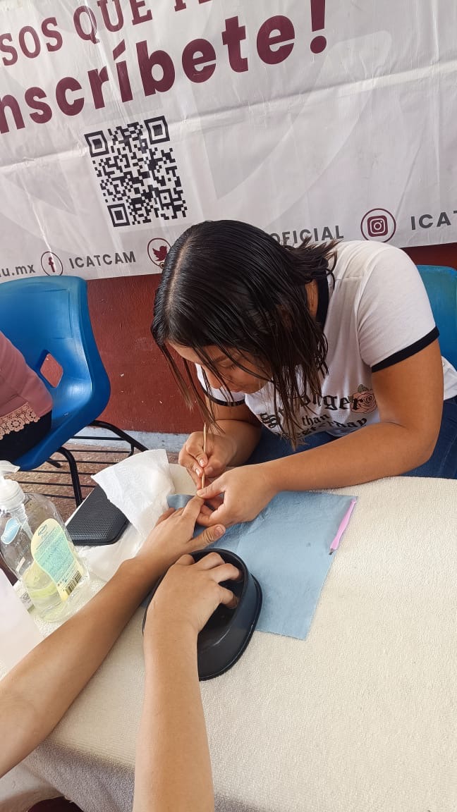 REALIZACIÓN DE SERVICIO COMUNITARIO DE MANICURE EN EL CAM # 10, POR PARTE DEL ICAT ACCIÓN MÓVIL PALIZADA