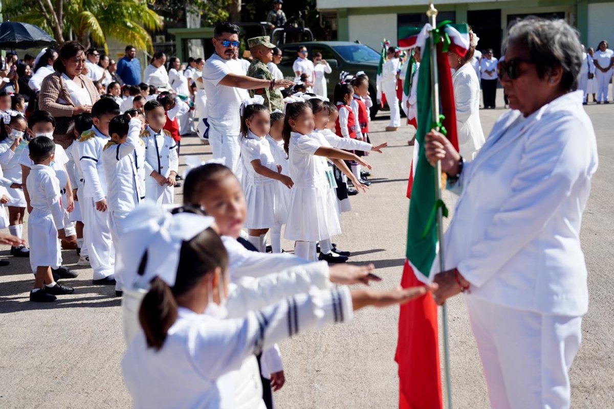 SE LLEVÓ A CABO SOLEMNE CEREMONIA CÍVICA DE INCINERACIÓN DE LÁBAROS PATRIOS Y ABANDERAMIENTO DE ESCOLTAS