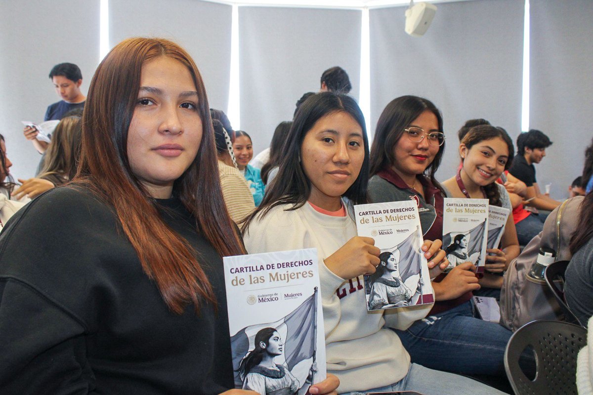 IMEC ENTREGA CARTILLAS DE DERECHOS DE LAS MUJERES A ESTUDIANTES DE LA UNIVERSIDAD VISCAYA