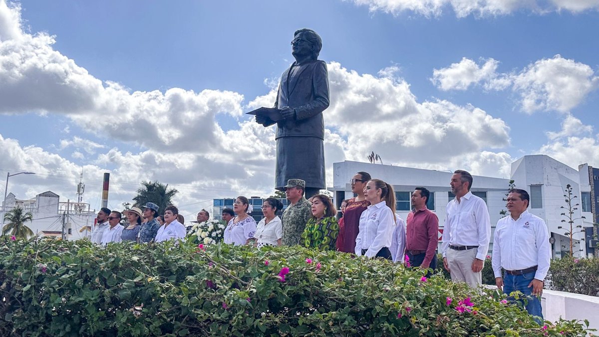 RINDEN HOMENAJE A MARÍA LAVALLE URBINA EN SU XXIX ANIVERSARIO LUCTUOSO