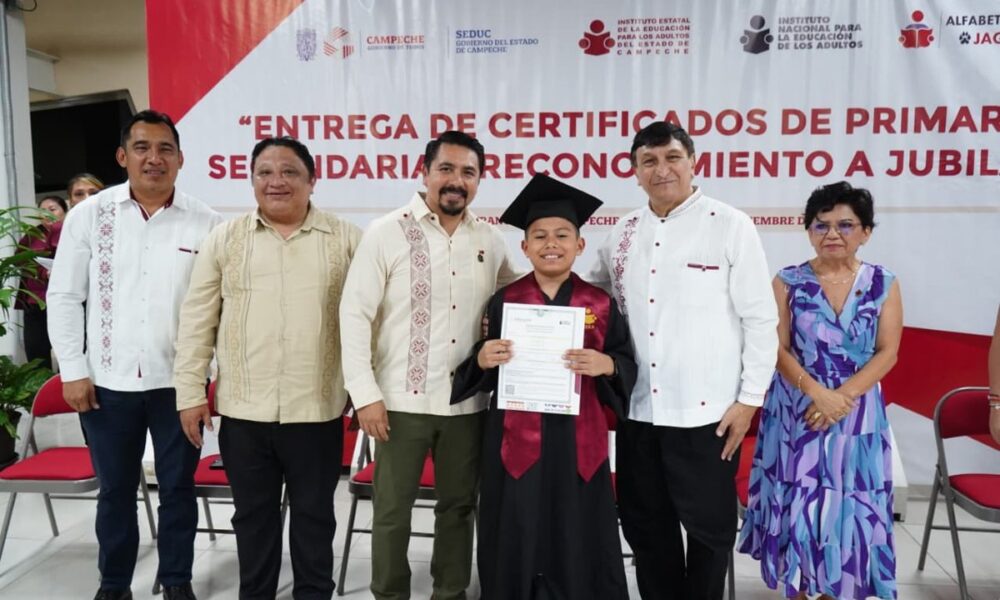 ENTREGAN CONSTANCIAS DE ALFABETIZACIÓN Y CERTIFICADOS DE EDUCACIÓN BÁSICA