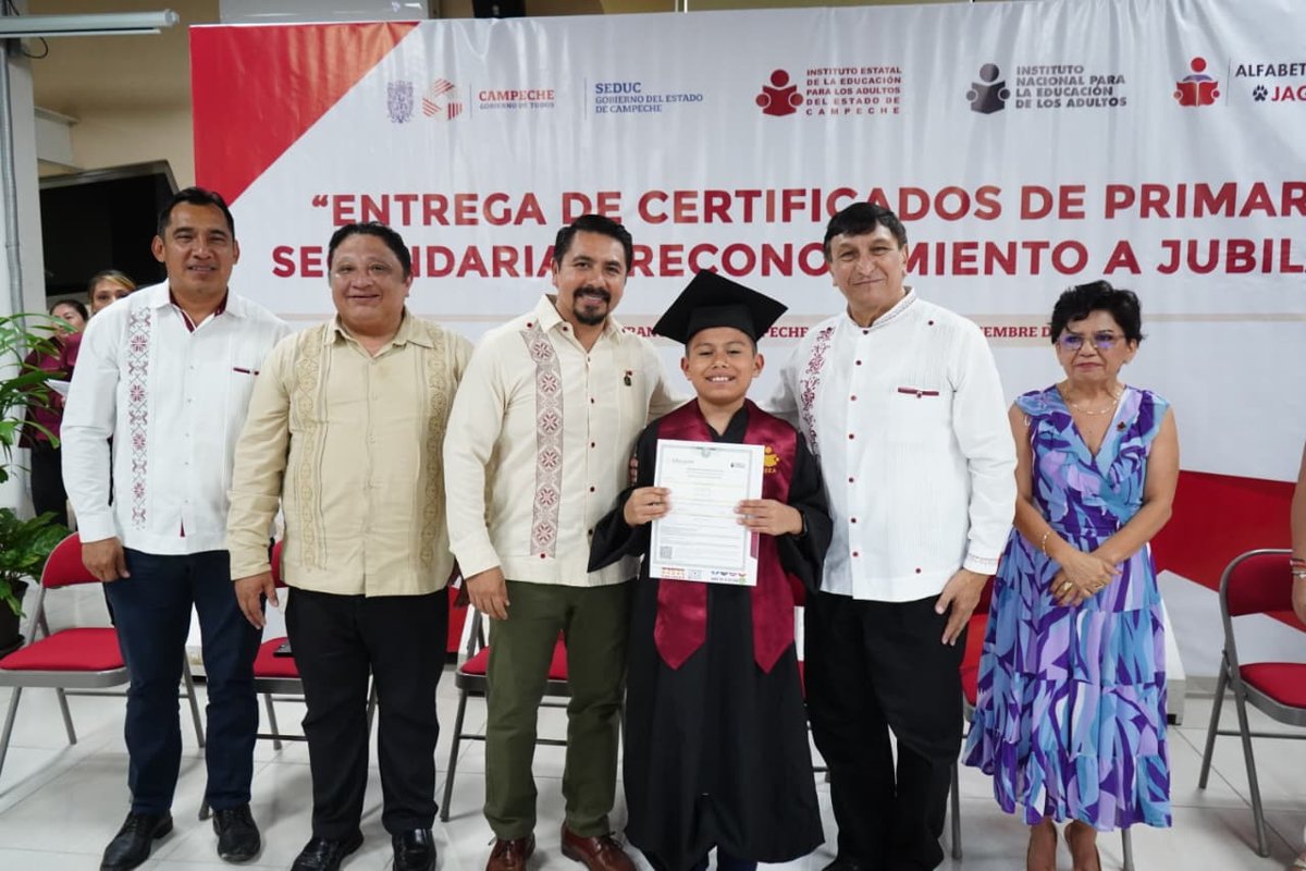 ENTREGAN CONSTANCIAS DE ALFABETIZACIÓN Y CERTIFICADOS DE EDUCACIÓN BÁSICA