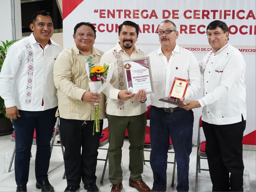 ENTREGAN CONSTANCIAS DE ALFABETIZACIÓN Y CERTIFICADOS DE EDUCACIÓN BÁSICA