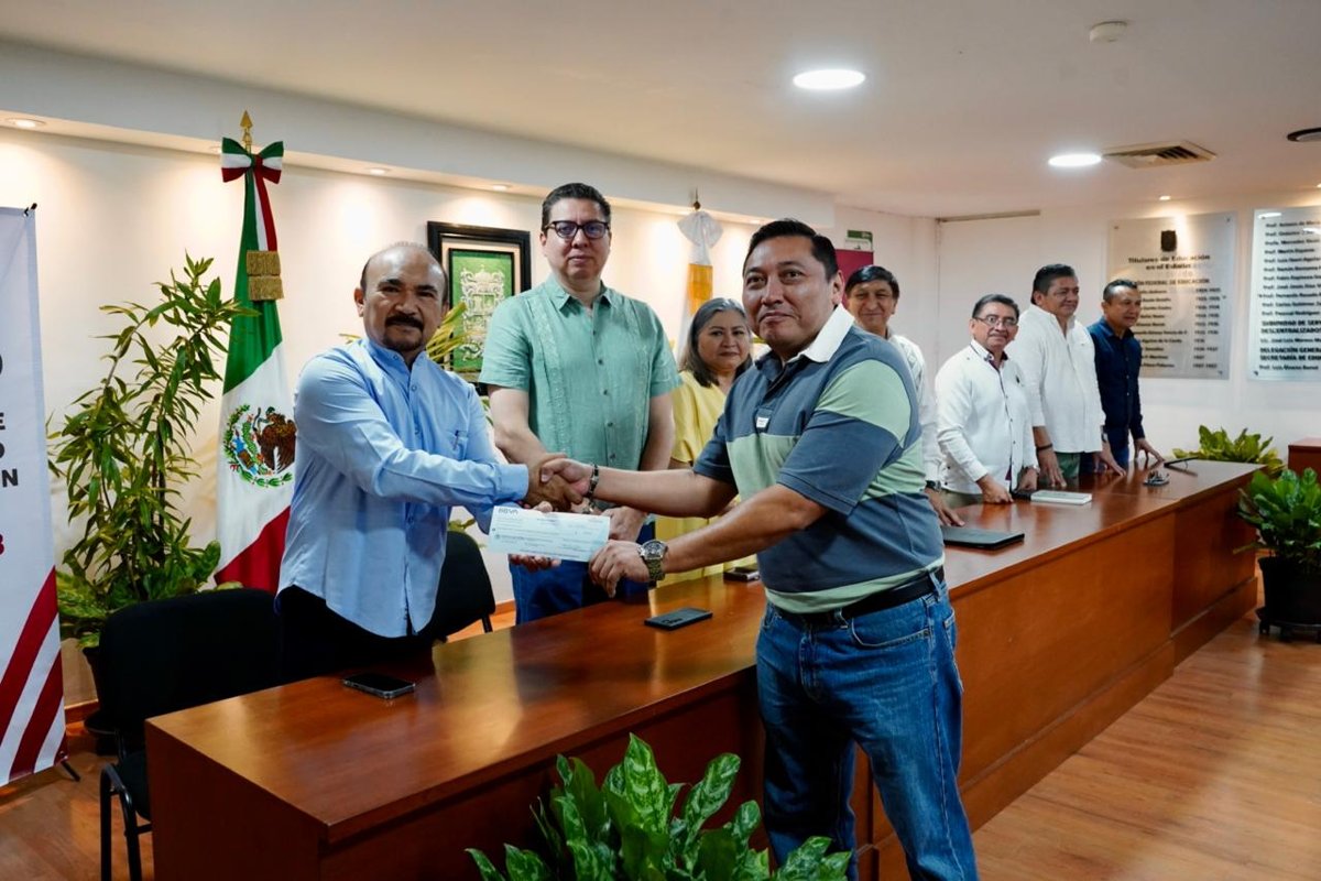 EL SECRETARIO DE EDUCACIÓN ENTREGA INCENTIVOS A DOCENTES TUTORES DEL CICLO ESCOLAR 2025-2026