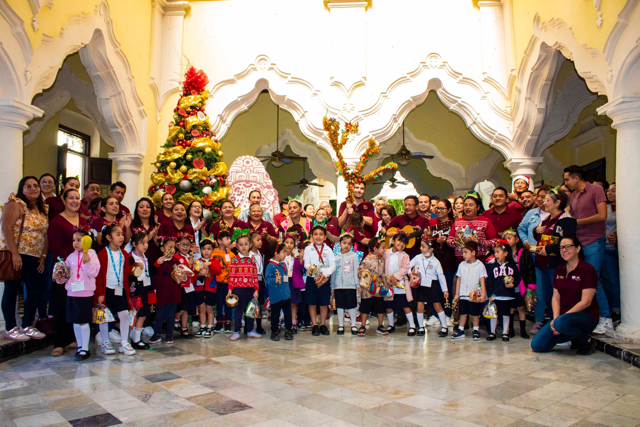 PREESCOLAR CENDI ISSSTECAM CANTA "LA RAMA" EN DIVERSAS DEPENDENCIAS
