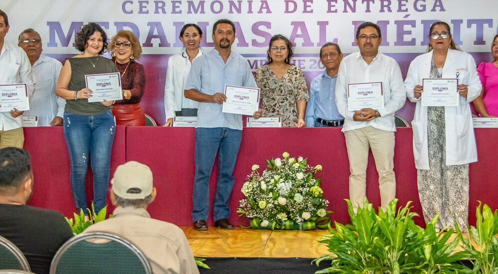 RECONOCEN A TRABAJADORES DE SALUD CON ENTREGA DE MEDALLAS AL MÉRITO 2024