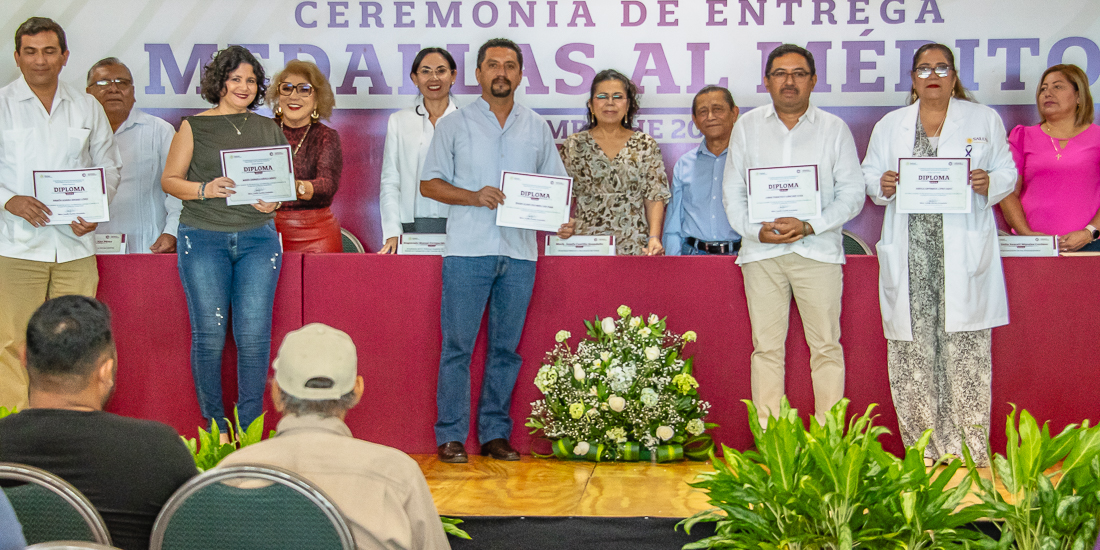 RECONOCEN A TRABAJADORES DE SALUD CON ENTREGA DE MEDALLAS AL MÉRITO 2024