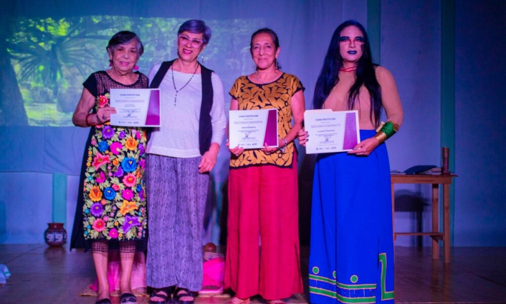 JUBILADOS Y PENSIONADOS DEL CIAM DISFRUTAN DE LA PUESTA EN ESCENA "XTAB, LA VERDADERA HISTORIA"