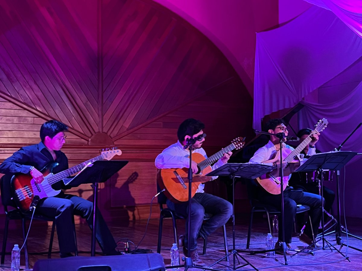 SERENATA PARA MAMÁ LLENA DE EMOCIÓN EL CLAUSTRO CON LOS HERMANOS CHE MEX