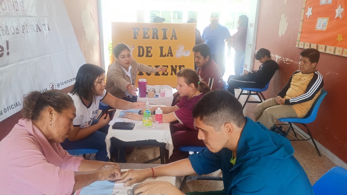 REALIZACIÓN DE SERVICIO COMUNITARIO DE MANICURE EN EL CAM # 10, POR PARTE DEL ICAT ACCIÓN MÓVIL PALIZADA