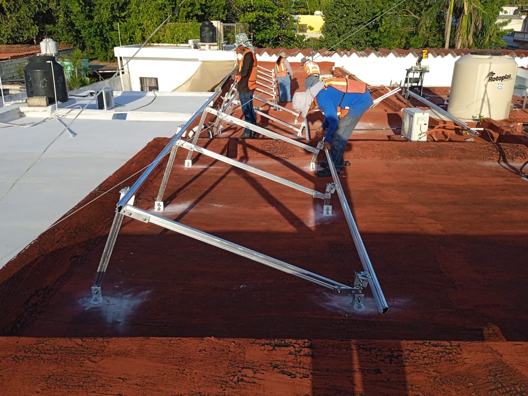 COLOCAN PANELES SOLARES EN INSTALACIONES DE LA APCEC