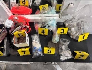 REALIZAN CATEOS EN ESCÁRCEGA ASEGURAN PERSONAS, DROGAS, DINERO, MUNICIONES Y ARMAS DE FUEGO