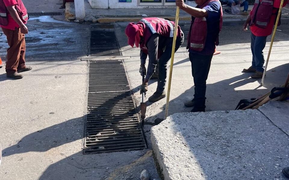 CONTINUA LIMPIEZA DE ALCANTARILLAS