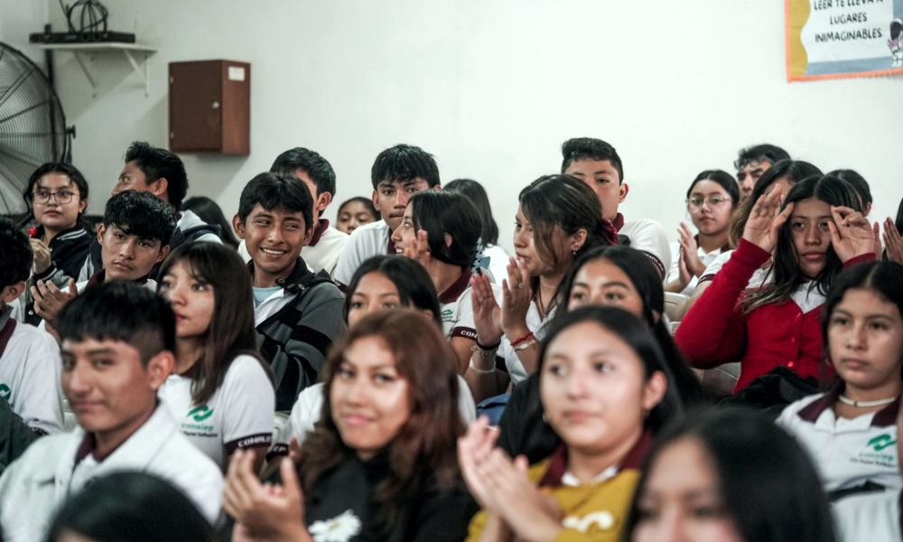 AUTORA PARTICIPO EN SEMANA DEL LIBRO PLANTEL DZITBALCHÉ