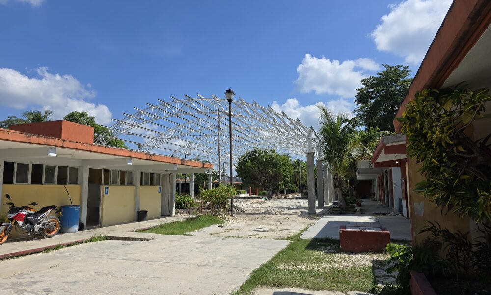 AVANCES DE LA TECHUMBRE EN LA ESCUELA SECUNDARIA GENERAL #13 ESCÁRCEGA, CAMPECHE
