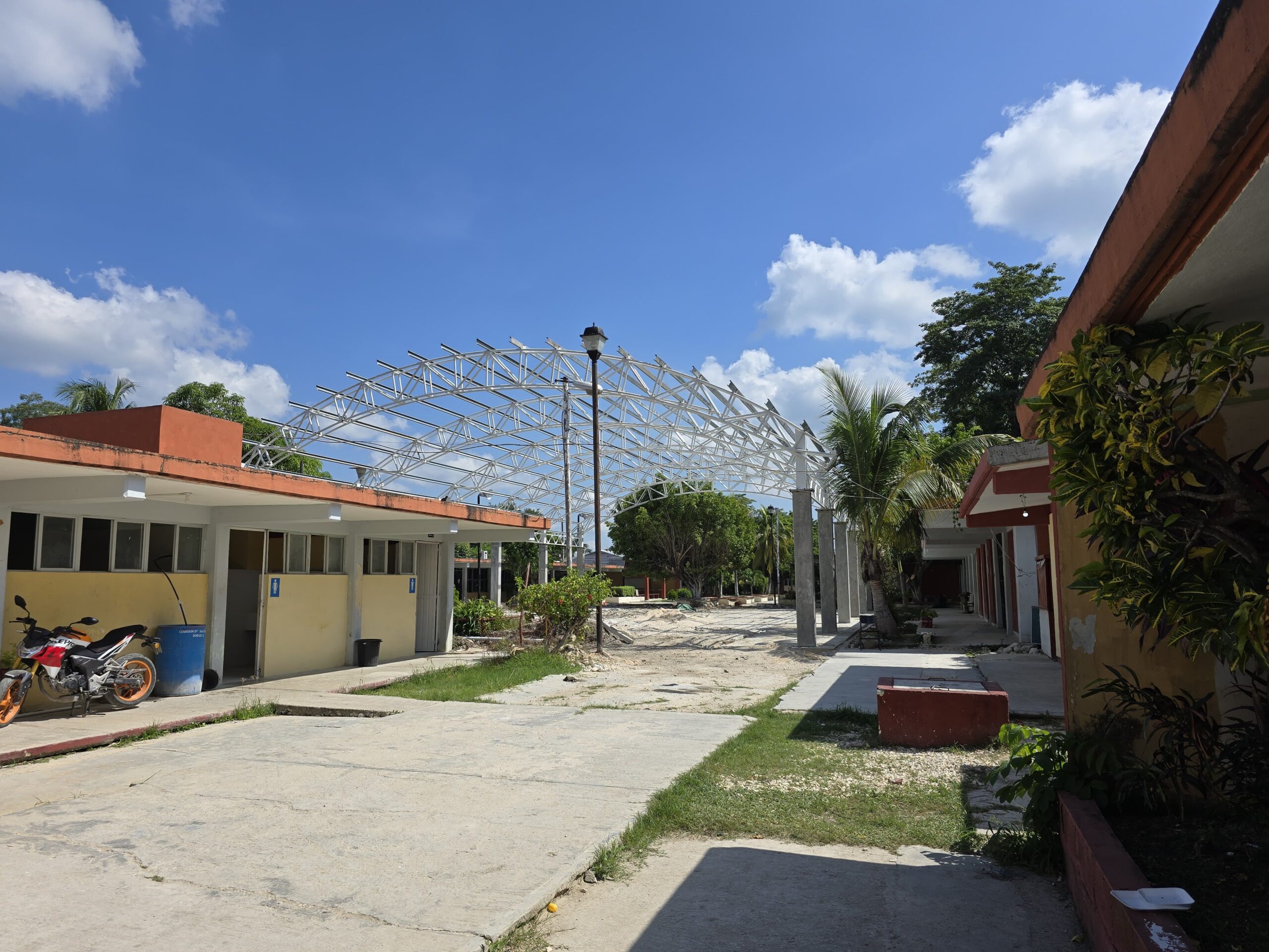 AVANCES DE LA TECHUMBRE EN LA ESCUELA SECUNDARIA GENERAL #13 ESCÁRCEGA, CAMPECHE