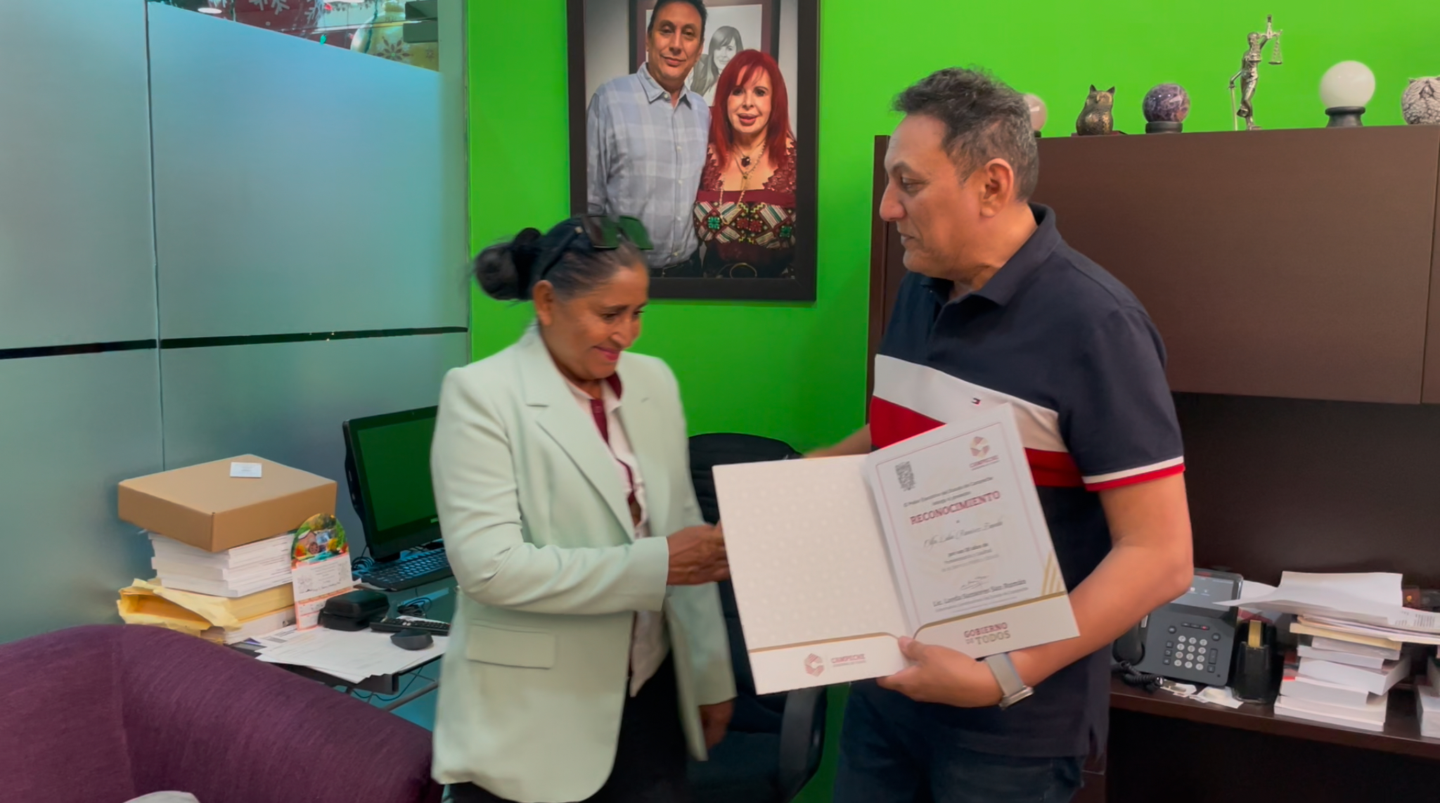 ENTREGAN ESTÍMULO POR PERSEVERANCIA Y LEALTAD A DOS DEFENSORES DE CARMEN