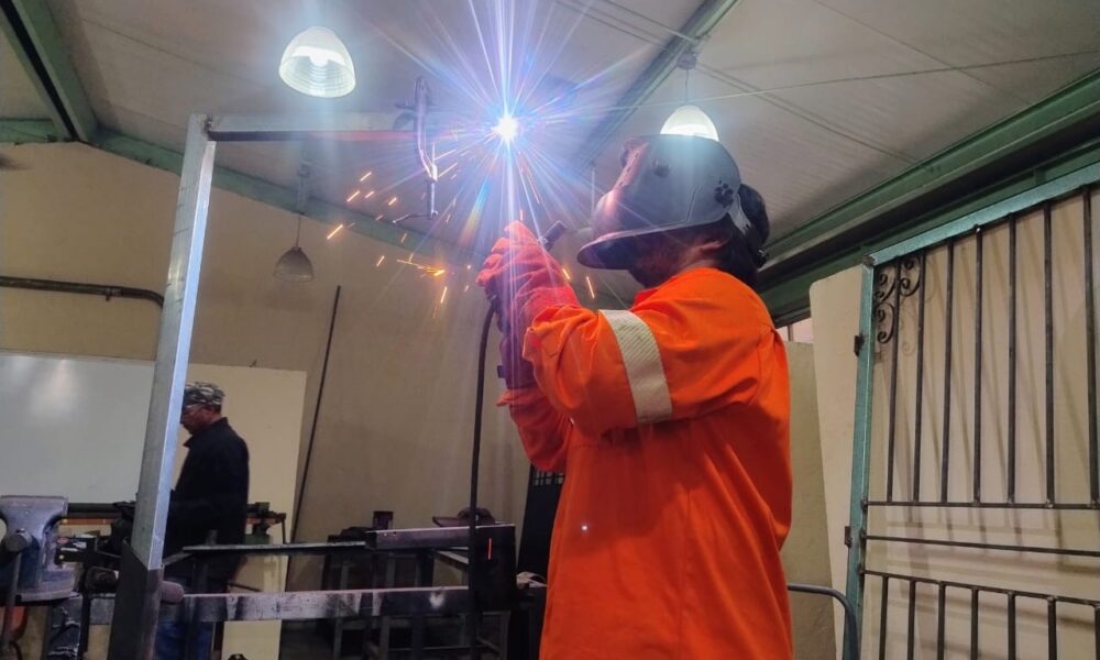 ALUMNOS DEL ICAT CHAMPOTÓN MEJORAN INSTALACIONES CON PRÁCTICAS DE SOLDADURA