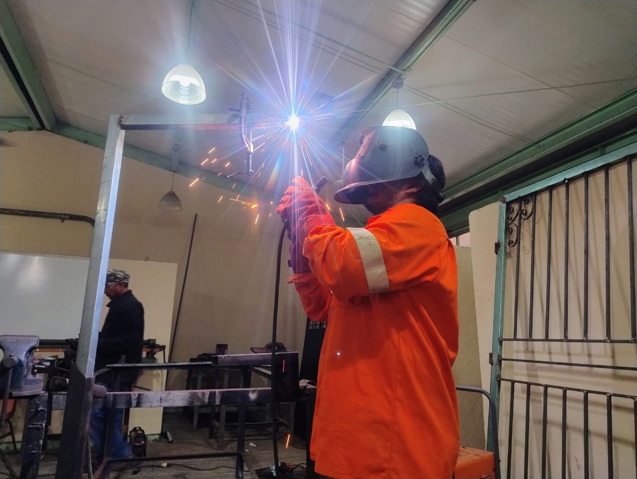 ALUMNOS DEL ICAT CHAMPOTÓN MEJORAN INSTALACIONES CON PRÁCTICAS DE SOLDADURA