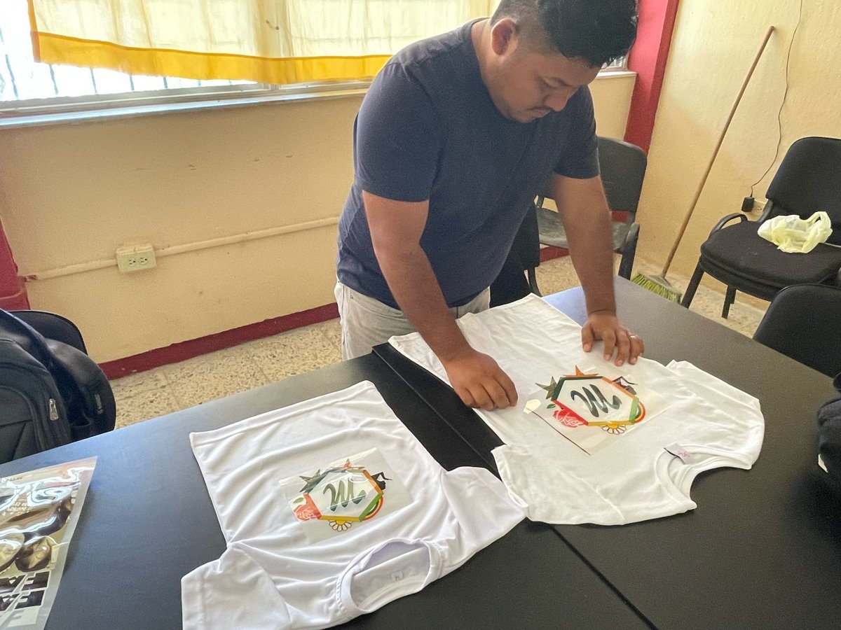 ALUMNOS DEL ICAT PLANTEL CHAMPOTÓN SE CAPACITAN EN TÉCNICAS DE IMPRESIÓN Y CREACIÓN DE PRODUCTOS PERSONALIZADOS