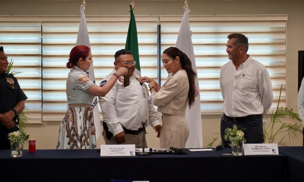 ENTREGA DE GAFETES TURÍSTICOS A LA POLICÍA TURÍSTICA DEL ESTADO DE CAMPECHE