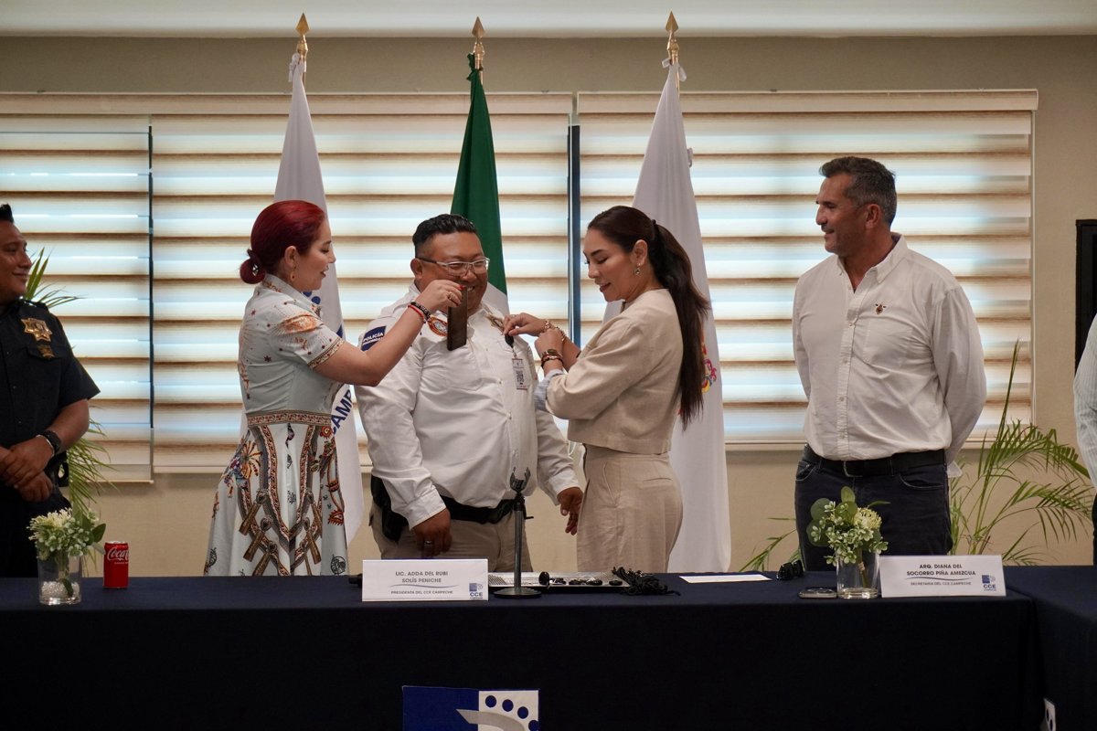 ENTREGA DE GAFETES TURÍSTICOS A LA POLICÍA TURÍSTICA DEL ESTADO DE CAMPECHE