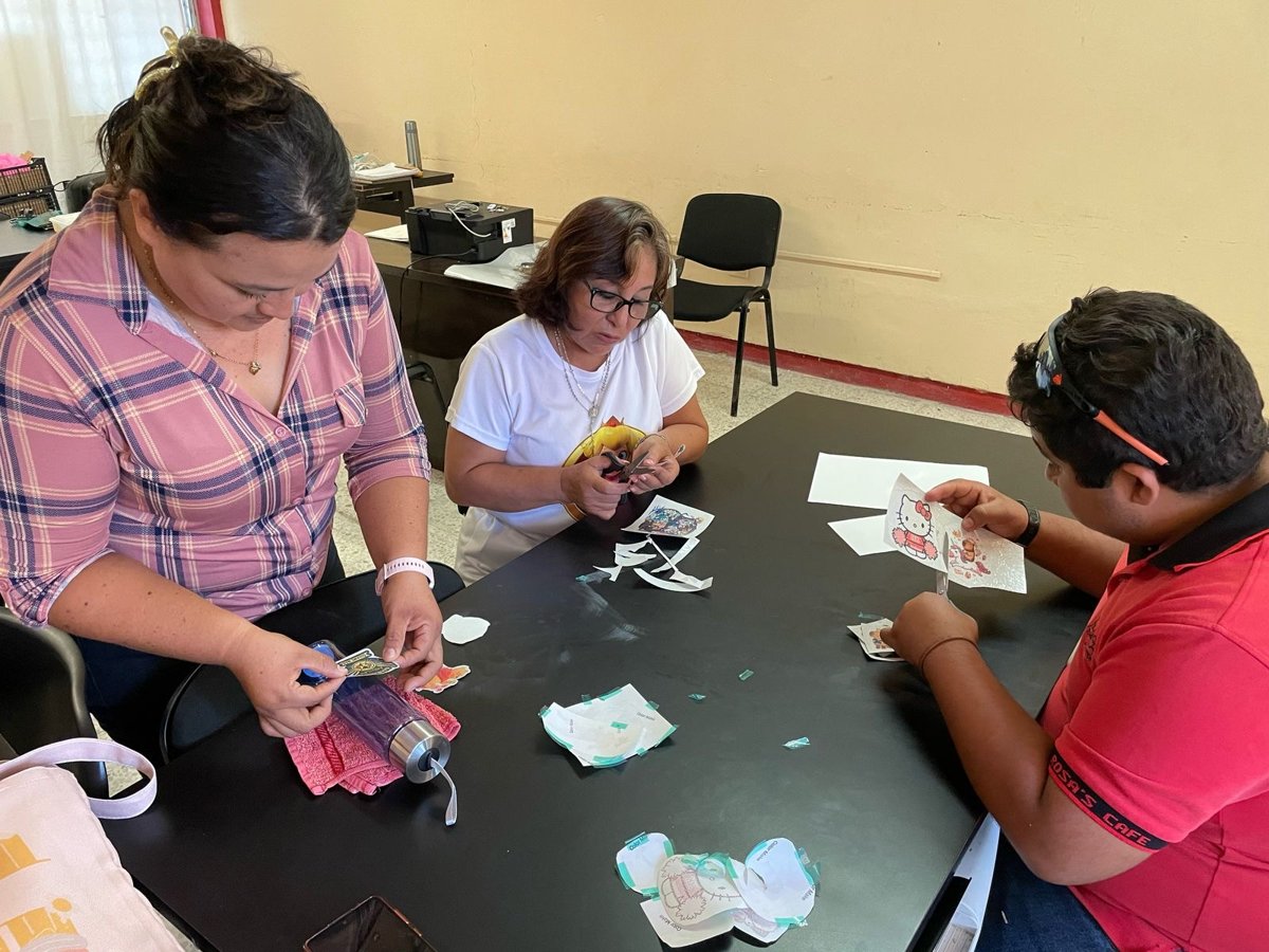 ALUMNOS DEL ICAT PLANTEL CHAMPOTÓN SE CAPACITAN EN TÉCNICAS DE IMPRESIÓN Y CREACIÓN DE PRODUCTOS PERSONALIZADOS