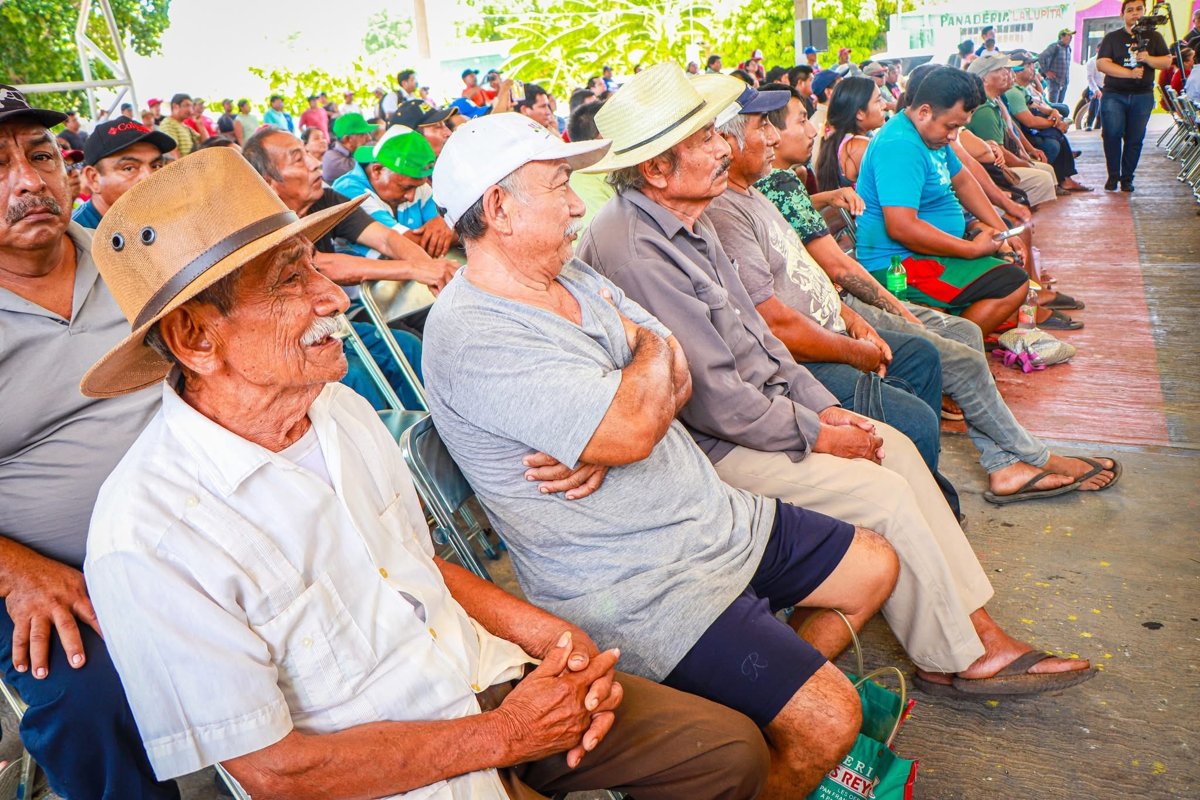 ENTREGA LA GOBERNADORA LAYDA SANSORES, MAÍZ Y FERTILIZANTE EN CALKINÍ
