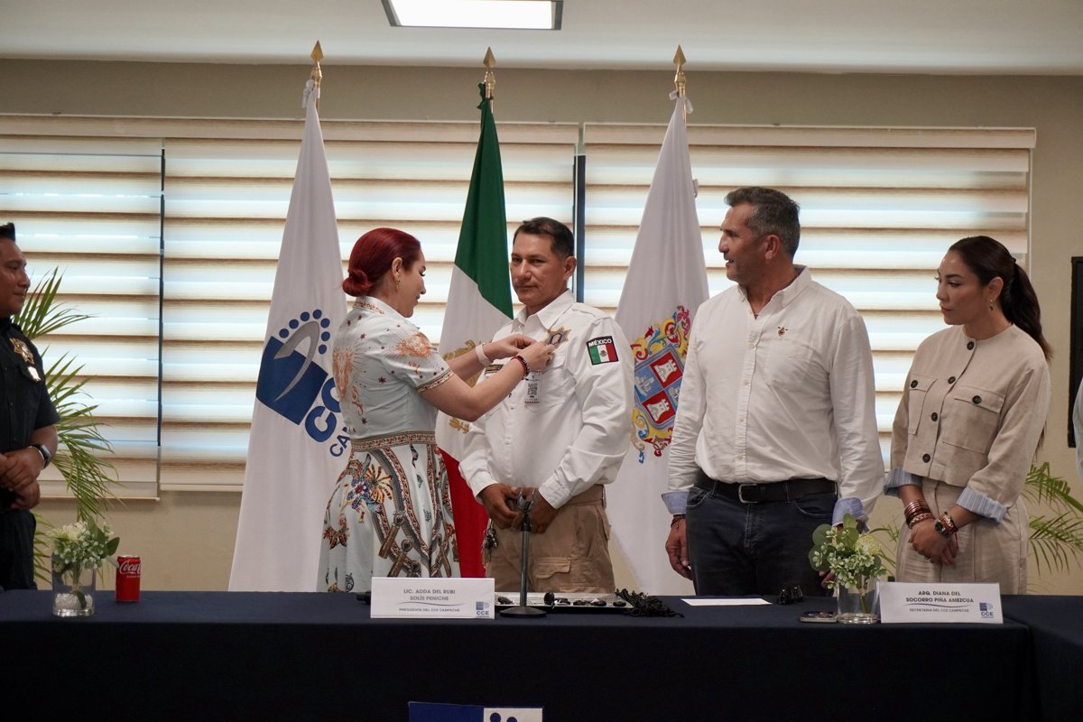 ENTREGA DE GAFETES TURÍSTICOS A LA POLICÍA TURÍSTICA DEL ESTADO DE CAMPECHE