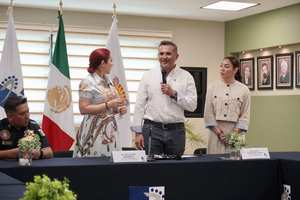 ENTREGA DE GAFETES TURÍSTICOS A LA POLICÍA TURÍSTICA DEL ESTADO DE CAMPECHE