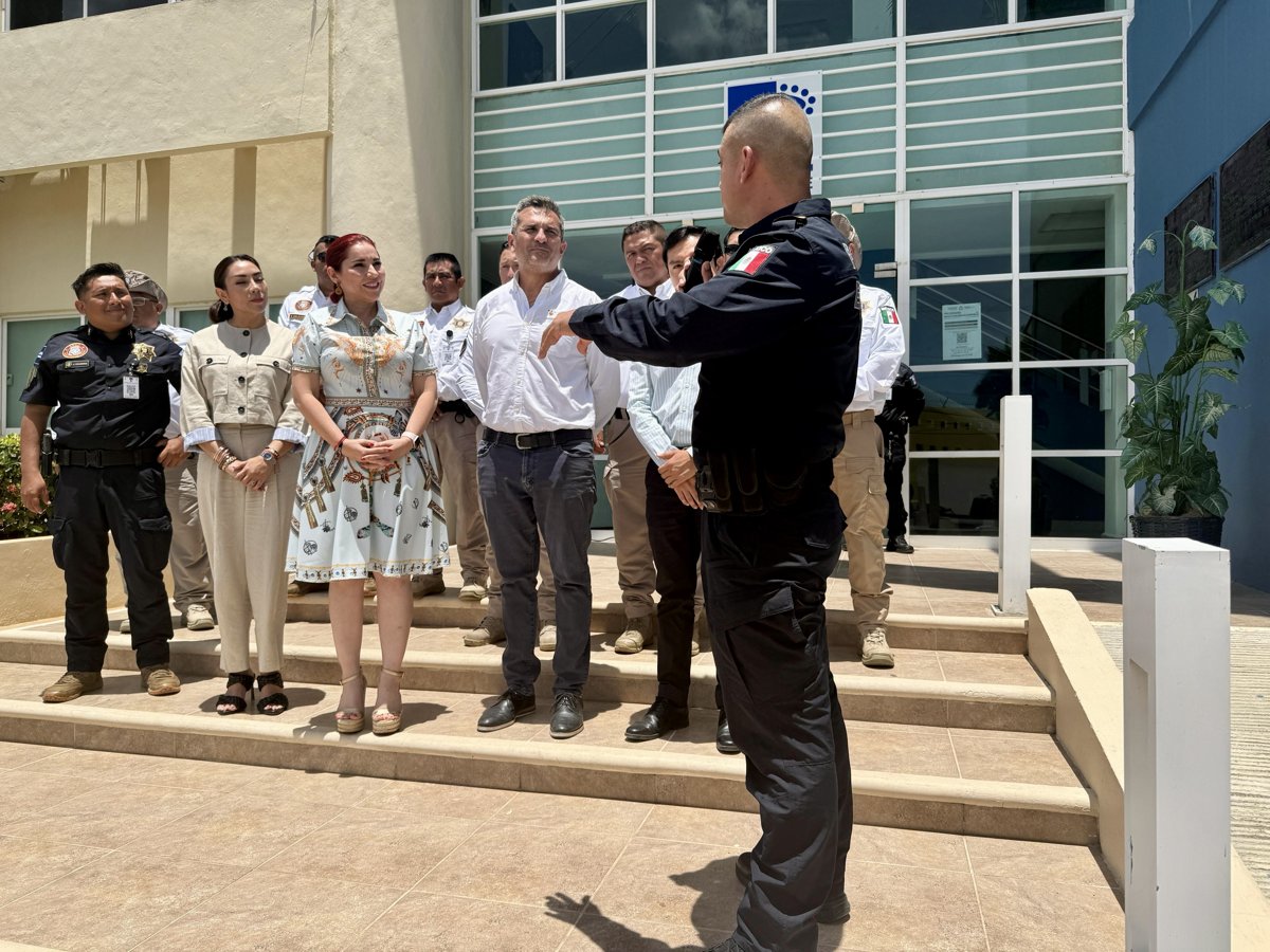 ENTREGA DE GAFETES TURÍSTICOS A LA POLICÍA TURÍSTICA DEL ESTADO DE CAMPECHE