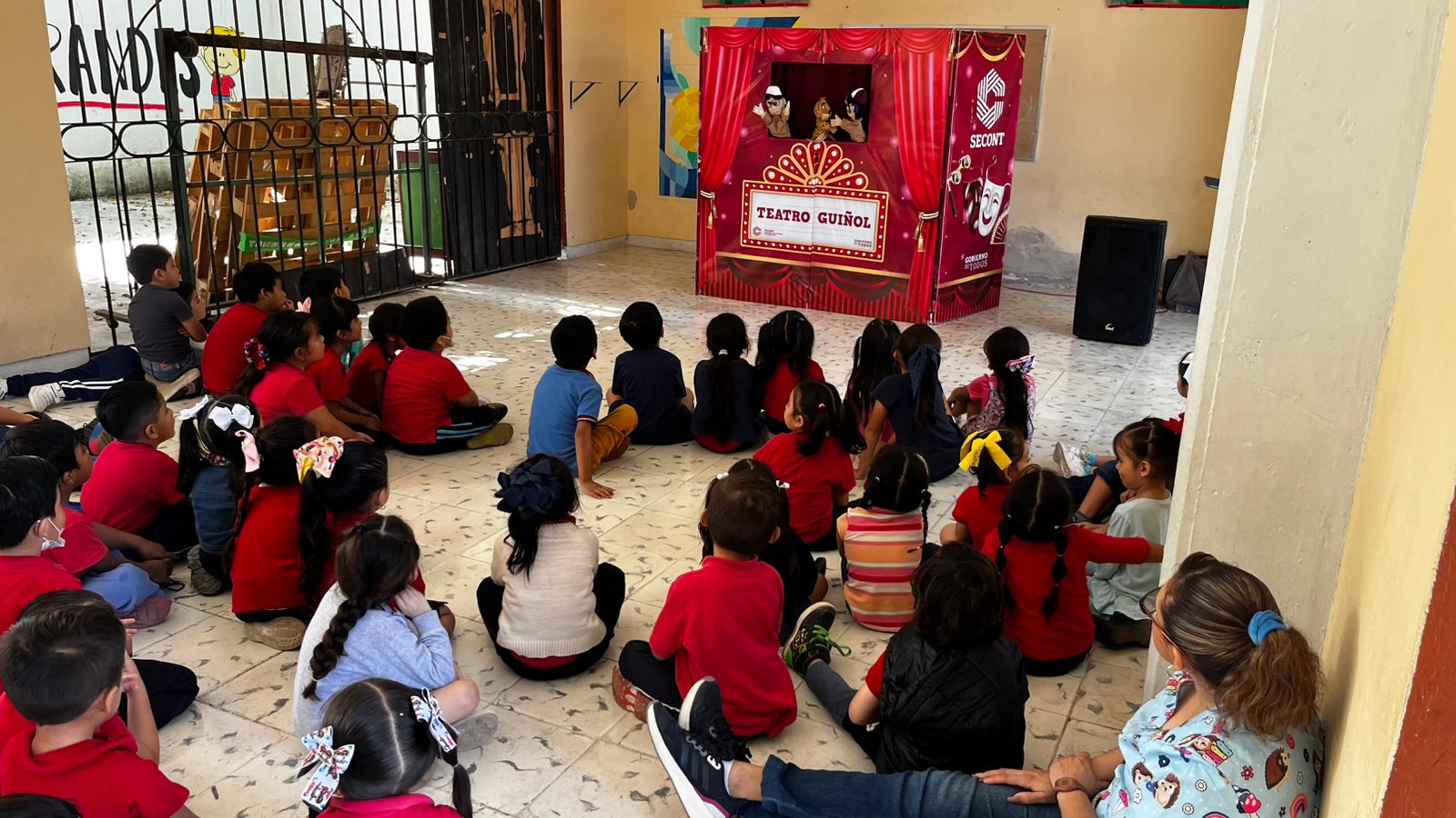 HUGO EL JAGUAR VISITA A NIÑOS DE PREESCOLAR
