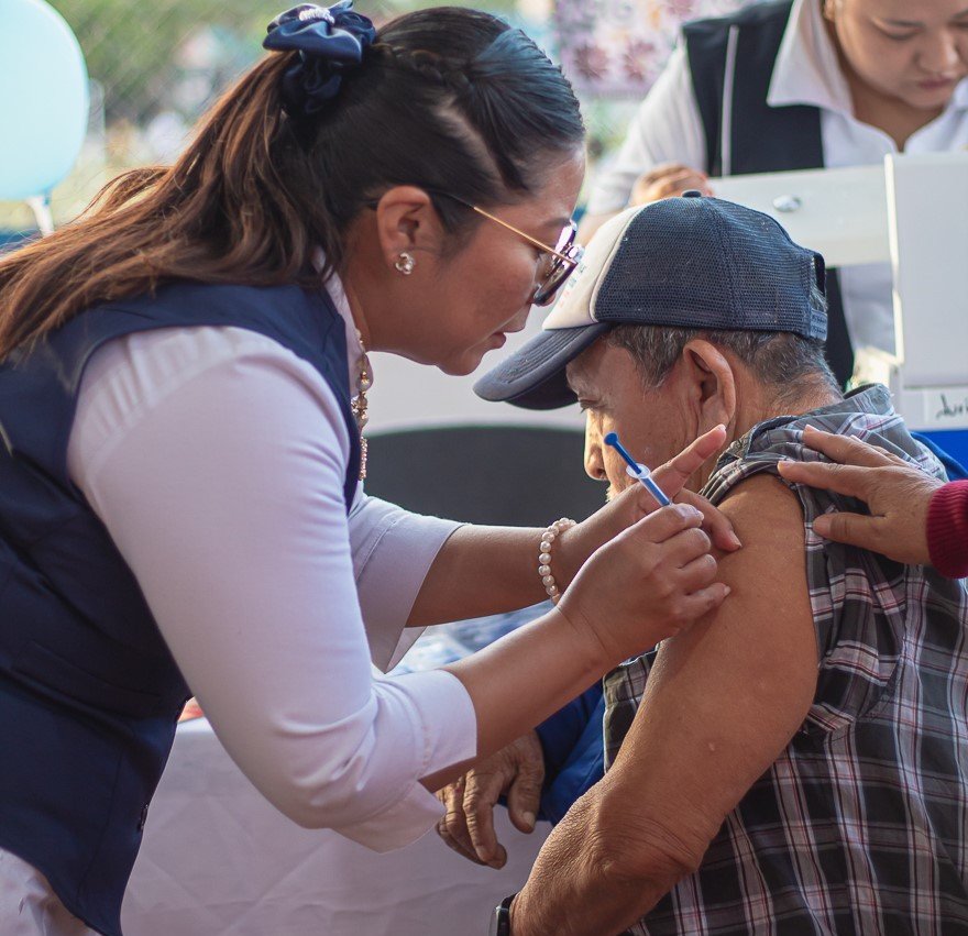 VACUNAN A MÁS DE 6 MIL CAMPECHANOS EN SALUD EN TU BARRIO