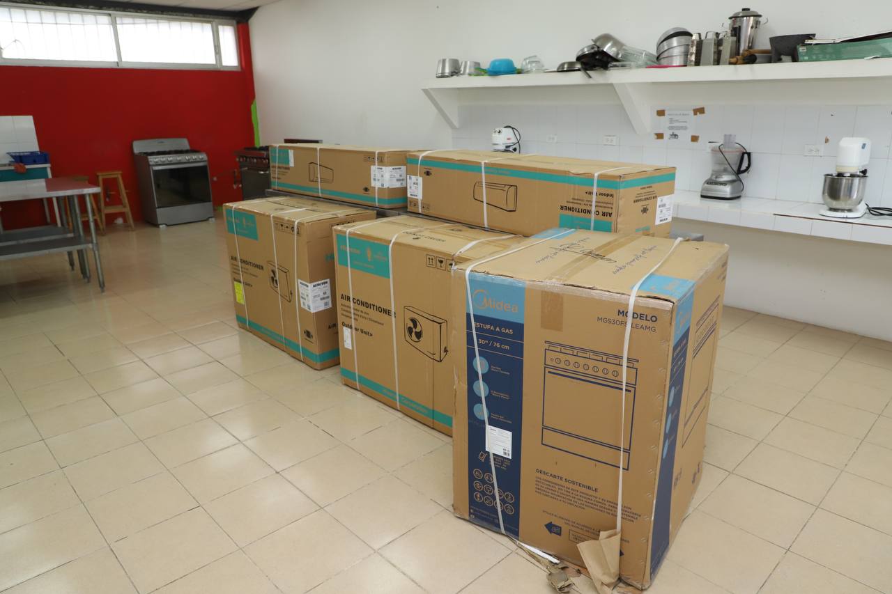 EL DIRECTOR GENERAL DEL ICATCAM LLEVA A CABO LA ENTREGA DE EQUIPOS DE CLIMATIZACIÓN Y LÍNEA BLANCA PARA EL ICAT PLANTEL CARMEN
