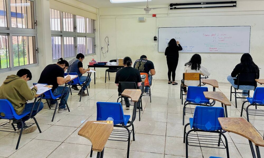 PRESENTAN EXAMEN 10 SUSTENTANTES PARA ACREDITAR BACHILLERATO