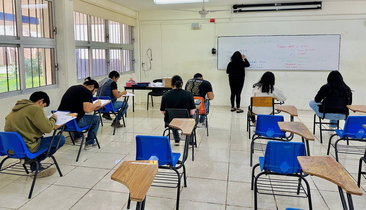 PRESENTAN EXAMEN 10 SUSTENTANTES PARA ACREDITAR BACHILLERATO