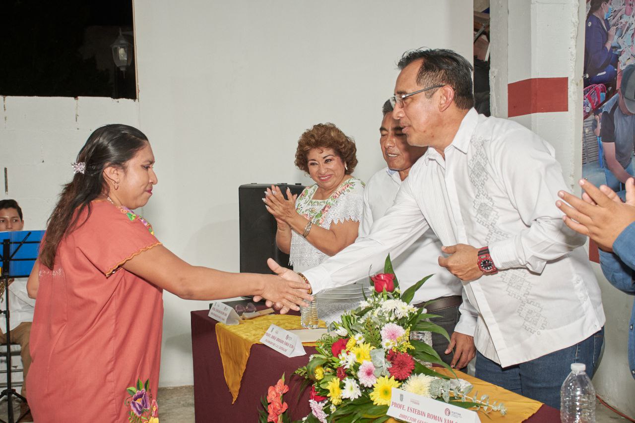 ICATCAM REALIZA ENTREGA DE CONSTANCIAS A ALUMNOS QUE FINALIZARON EXITOSAMENTE CURSOS EN EL ICAT ACCIÓN MÓVIL DZITBALCHÉ