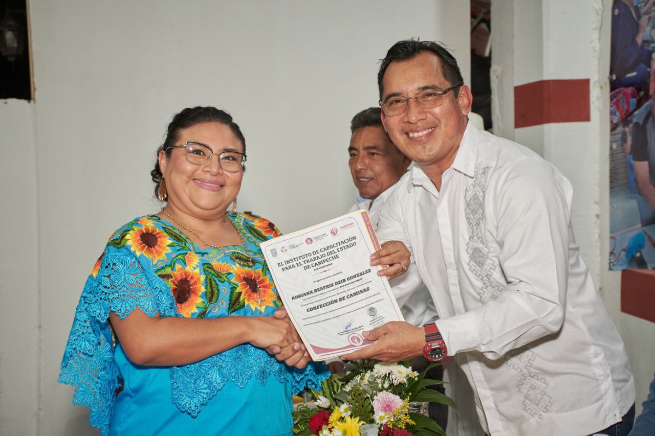 ICATCAM REALIZA ENTREGA DE CONSTANCIAS A ALUMNOS QUE FINALIZARON EXITOSAMENTE CURSOS EN EL ICAT ACCIÓN MÓVIL DZITBALCHÉ