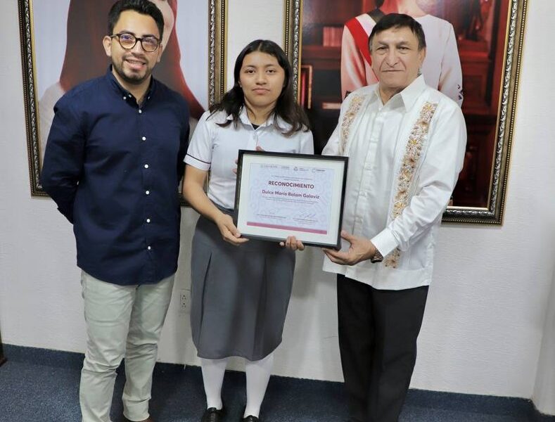 RECONOCIMIENTO A GANADORA DE OLIMPIADA DE QUÍMICA