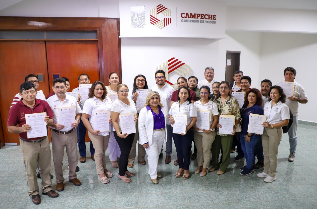 COBACAM ENTREGA NOMBRAMIENTOS A DOCENTES